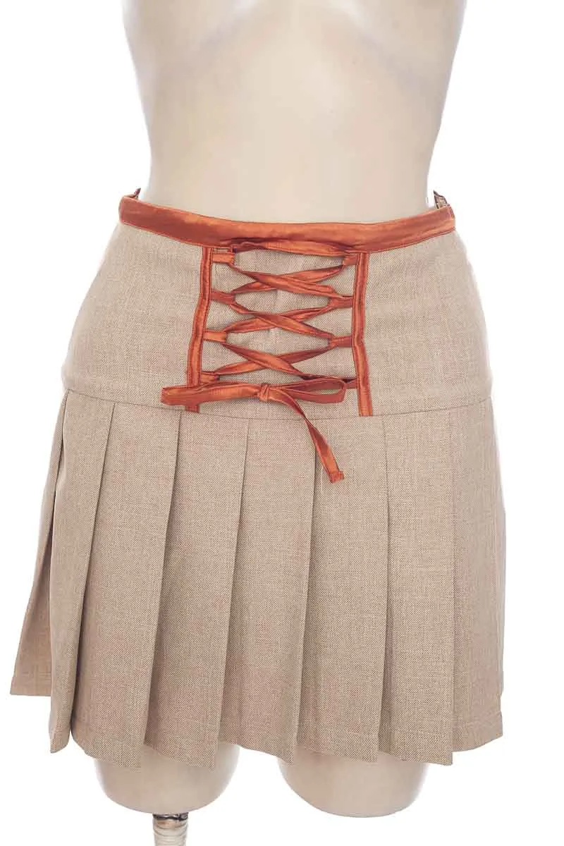 Beige Skirt - Closeando