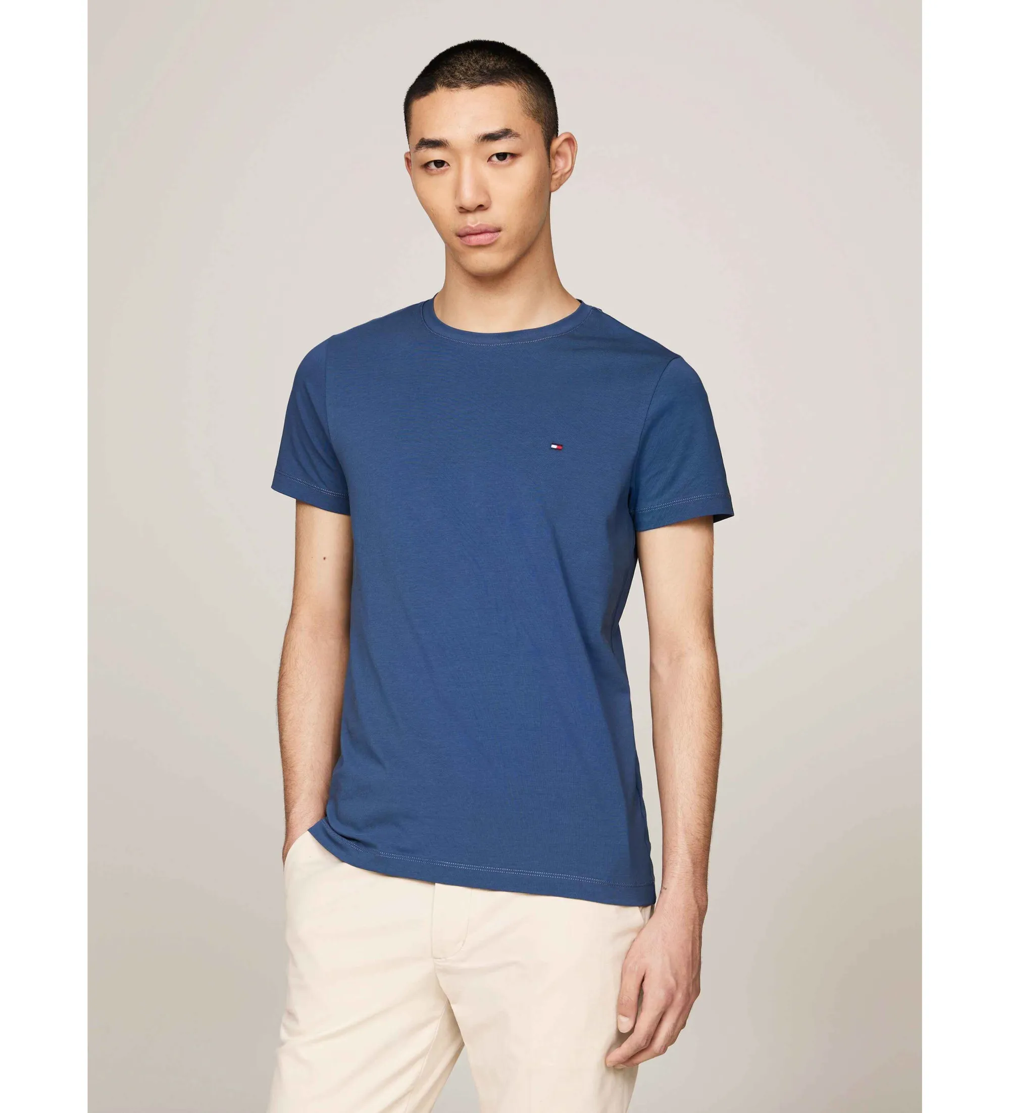 Extra slim fit t-shirt with embroidered blue logo.