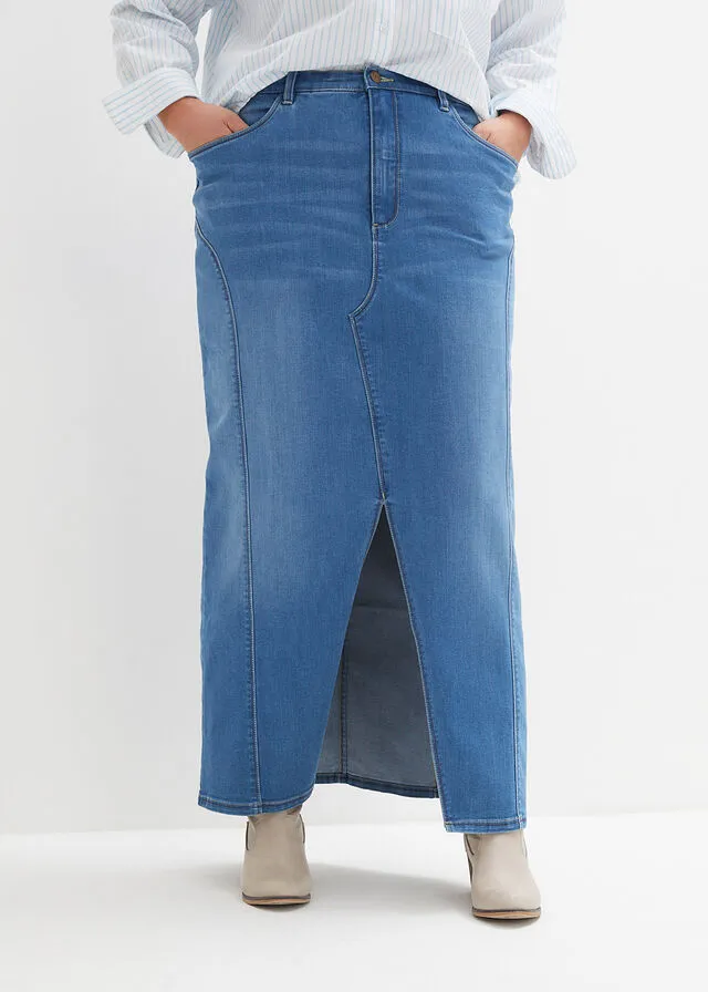 Low-rise comfortable medium denim jean skirt.