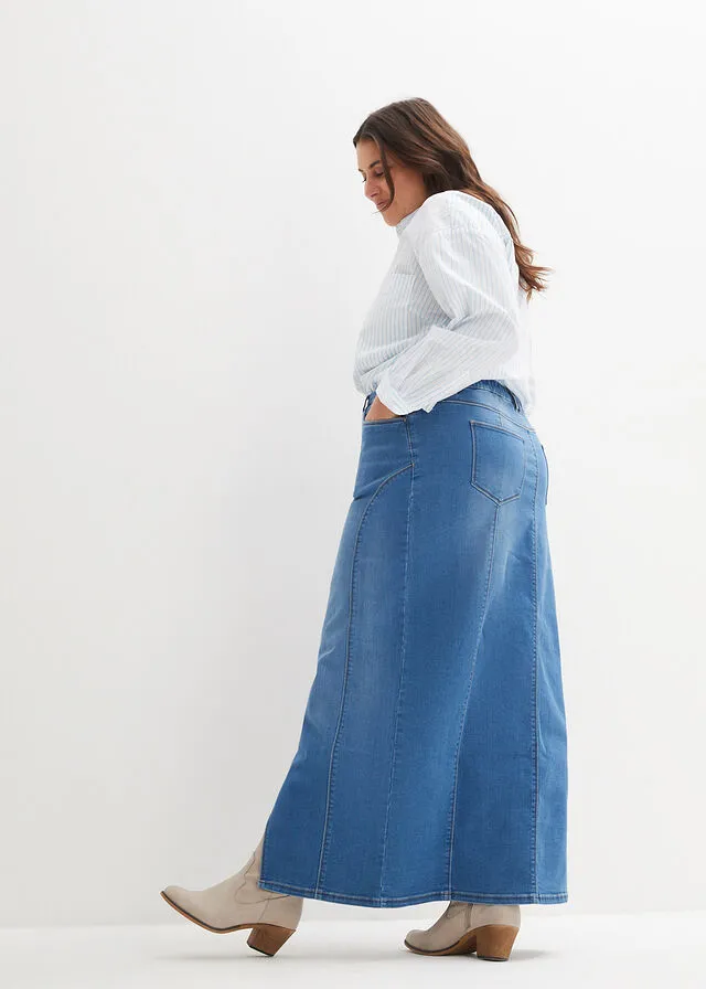 Low-rise comfortable medium denim jean skirt.