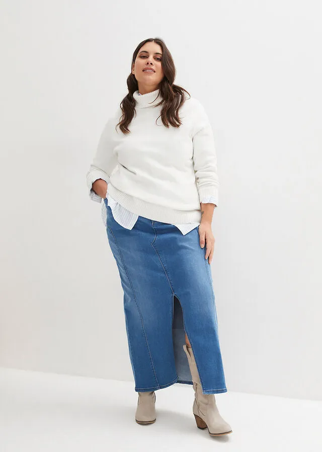 Low-rise comfortable medium denim jean skirt.