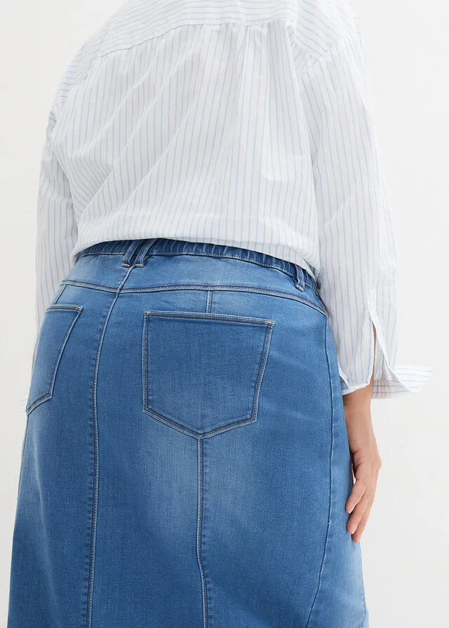 Low-rise comfortable medium denim jean skirt.