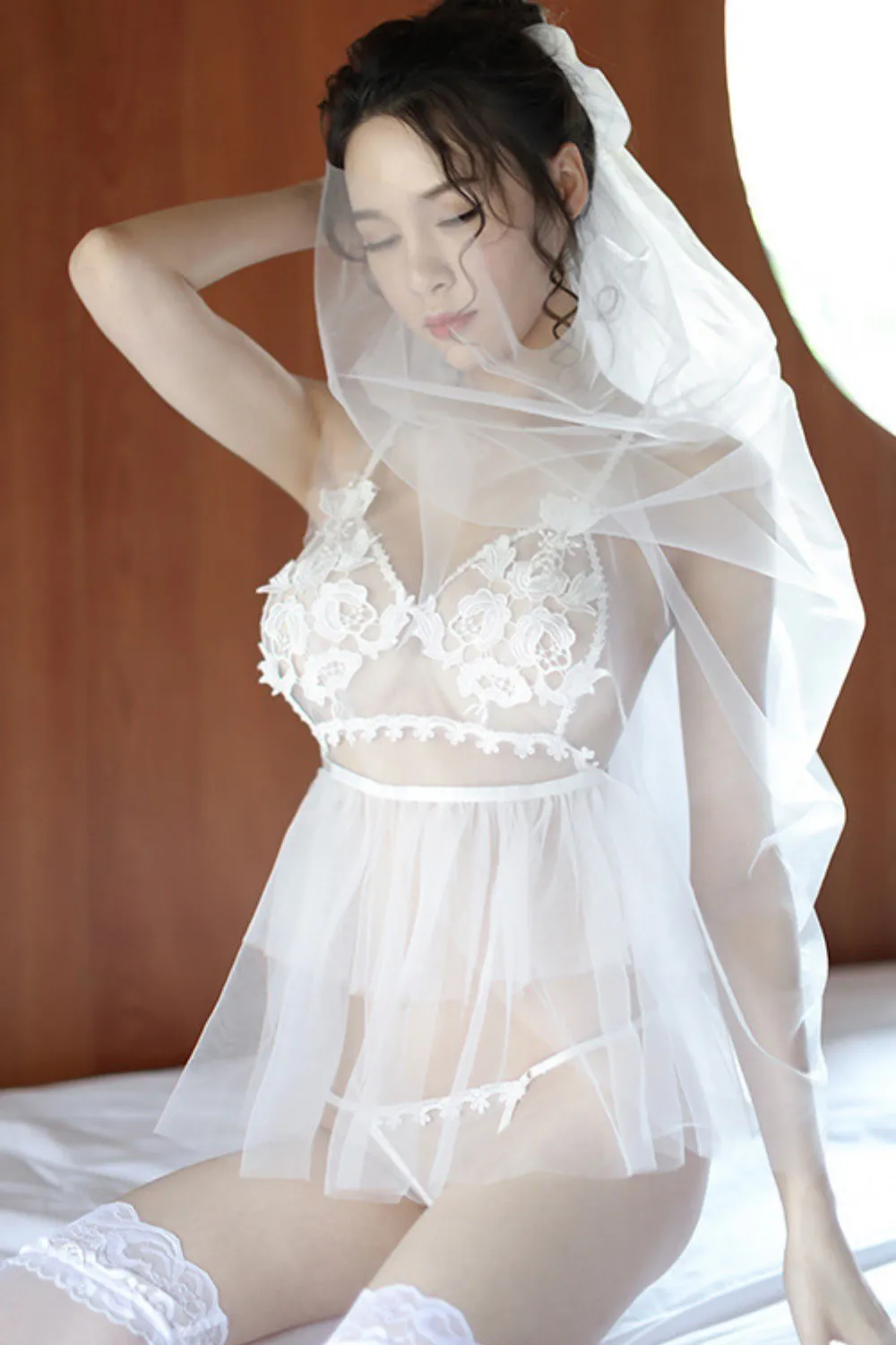 Short white nightgown with veil and embroidery