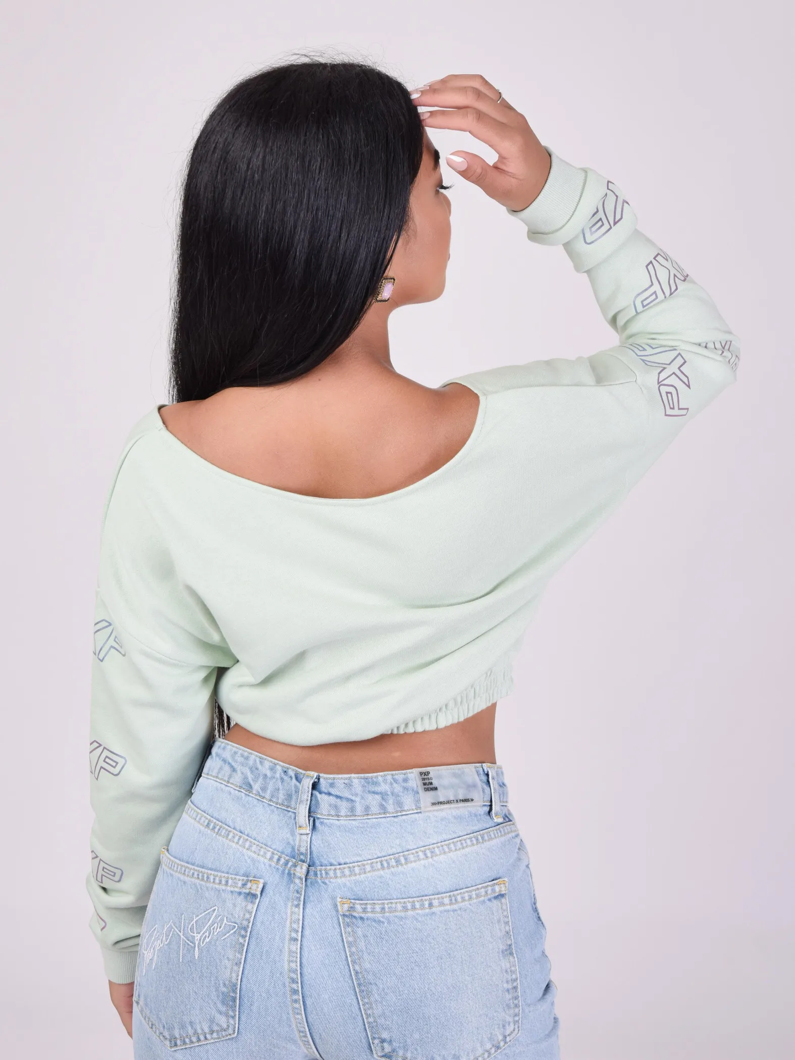 Short sweatshirt with large iridescent logo on the neckline.